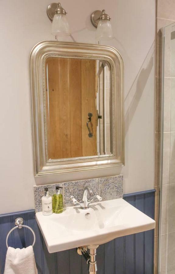 Skittles - Charming One Bedroom Apartment - Parking - Easy Access To Bath Box  Ngoại thất bức ảnh